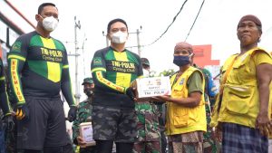 “Sinergitas TNI-Polri Tanpa Batas”, TNI-Polri NTB Gelar Sepeda Santai dan Bakti Sosial