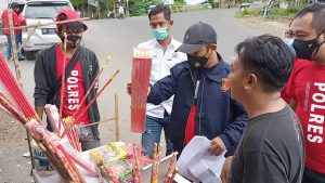 Polres Lobar Razia Penjual Petasan dan Kembang Api di Kediri