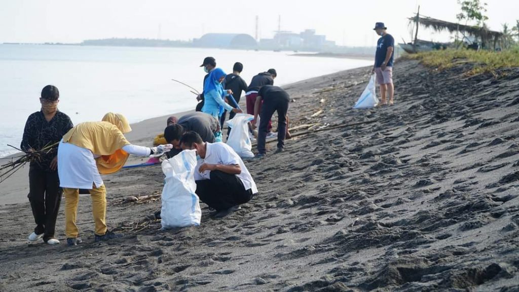 Aksi Bersih-bersih Kawasan Wisata, Sasar Pantai Buncit Lembar