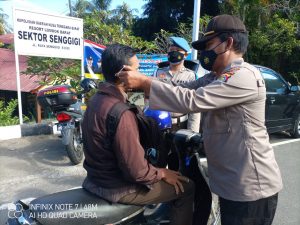 Ajak Masyarakat Disiplin Prokes, Polsek Senggigi Bagi Masker Gratis