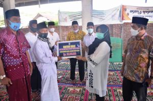 Wakil Bupati Hj. Sumiatun Serahkan Bantuan Hibah Pemkab Lobar