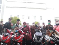 Bupati dan Wakil Bupati Lombok Barat Menyerahkan Doorprize kepada Camat se-Kabupaten Lobar Untuk Tim Vaksinator Lombok Barat.