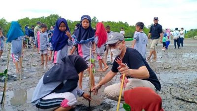 Mengedukasi Generasi Masa Depan Melestarikan Lingkungan Melalui Gerakan Menanam Mangrove