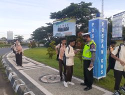 Strong Point Sat Lantas Polres Lobar, Bagikan 300 Masker di 15 Titik