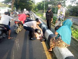 Momen Kasat lantas Polres Lobar Tolong Korban Kecelakaan