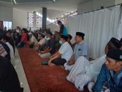 Pilih Sholat Jum’at di Shaf Paling Belakang Gubernur NTB Bikin Kaget AHY dan Masyarakat Kota Bima