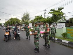 Raih Berkah Ramadhan 1443/H, Serentak Jajaran Korem 162/ WB. Berbagi Takjil.