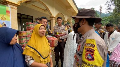 Integrasi Peduli Sesama, Satlat 4 Kijang Latsitardanus XLII-2022 Laksanakan Jumat berkah di Batulayar