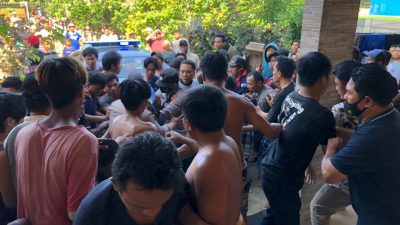 Polisi Sigap Evakuasi Terduga Pelaku Jambret di Labuapi yang Jadi Bulan-bulanan Warga