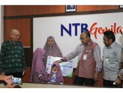 Sekda NTB Serahkan Santunan BPJamsostek Pegawai Non ASN BPSDM