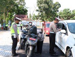 Tertib Berkendara Dapat Helm Gratis, Razia Berhadiah Sat Lantas Polres Lobar