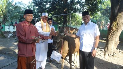 Danrem 162 : Serahkan Bantuan Hewan kurban sebagai bentuk kerukunan umat beragama.