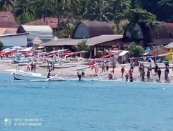 Dihamtam Ombak Dua Meter, Perahu Nelayan di Senggigi Terbalik