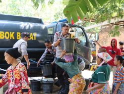 Alami Kekeringan, Polres Lobar Distribusikan 5000 Liter Air Bersih di Dusun Tibu Lilin Lembar