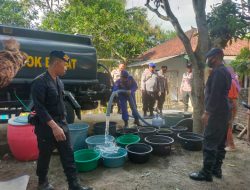 Polres Lombok Barat Salurkan Bantuan Air Bersih di Kuripan, Puji Tertibnya Antrean Warga