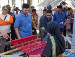 Kunjungi Penenun Tradisional, Gubernur Bang Zul : Oleh-oleh Tak Terlupakan