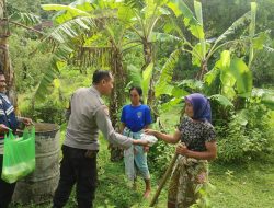 Polsek Lembar Peduli, Bagi-bagi Sarapan Pagi Kepada Warga yang Membutuhkan