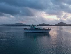 Mati Mesin Akibat Kehabisan Bahan Bakar, Sebuah Kapal Yacht Dievakuasi Dari Perairan Selat Lombok