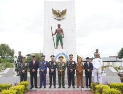 Rangkaian HUT ke 77 TNI, Danrem 162/WB Pimpin Ziarah rombongab Ke Makam Pahlawan Majeluk.