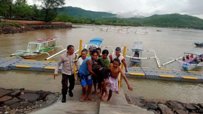 Polisi dan Warga Evakuasi Pemancing Tersambar Petir di Perairan Gili Rengit, Sekotong