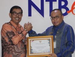 Penyerahan Piagam Penghargaan Opini WTP oleh Kepala Kantor Wilayah Perbendaharaan Provinsi NTB