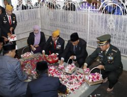 Peringati Hari Pahlawan, Sekda NTB Ziarah Rombongan ke Makam Pahlawan Nasional Maulana Syaikh TGH Muahammad Zainuddin Abdul Madjid