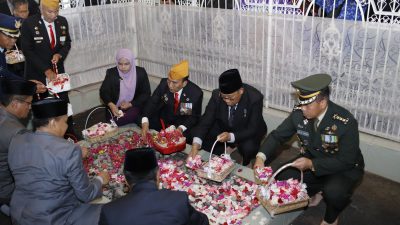 Peringati Hari Pahlawan, Sekda NTB Ziarah Rombongan ke Makam Pahlawan Nasional Maulana Syaikh TGH Muahammad Zainuddin Abdul Madjid