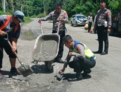 Jelang Nataru, Sat Lantas Polres Lombok Barat Lakukan Road Safety, Tambal Jalan Berlubang