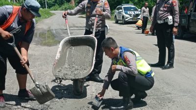 Jelang Nataru, Sat Lantas Polres Lombok Barat Lakukan Road Safety, Tambal Jalan Berlubang