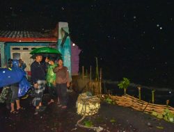 Datang ke Pantai Mapak, Gubernur Upayakan Relokasi