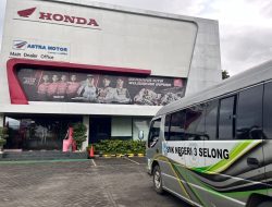 Siswa TBSM SMKN 3 Selong Studi Lapangan ke Main Dealer Astra Motor NTB