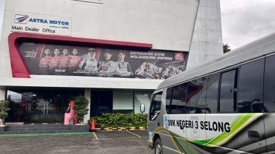 Siswa TBSM SMKN 3 Selong Studi Lapangan ke Main Dealer Astra Motor NTB