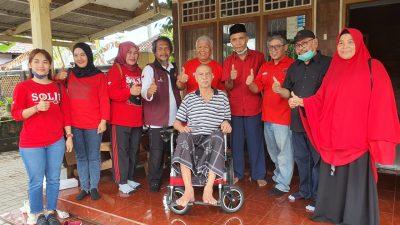 Pensiunan Abdi Negara Terkena Stroke, Rachmat Hidayat Hadir Beri Bantuan Kursi Roda Elektrik Warna Merah