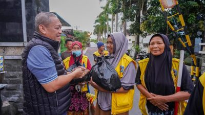 Berbagi Kebahagiaan dengan Para Pahlawan Keluarga di Kota Mataram, HBK Sebar Bantuan Sembako