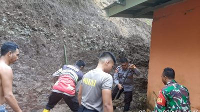 Tanah Longsor di Batulayar, Kapolres Lombok Barat Atensi Jajarannya untuk Melakukan Penanganan