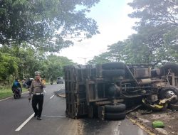 Diduga Pengemudi Mengantuk, Dump Truck Bermuatan Aspal Curah Terguling di Gerung