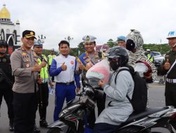 Operasi Keselamatan Rinjani Polres Lombok Barat Bersama  PT.Astra Honda Bagikan Helm Gratis dan Buku Panduan Keselamatan Berlalulintas