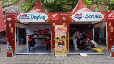 Hibur Warga Saat Puasa, Presean Honda Hadir di Kantor Lurah Ampenan