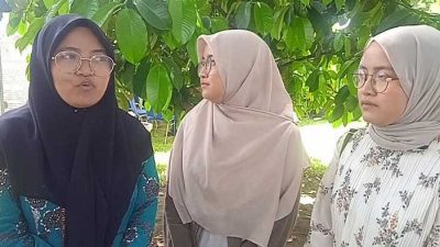 Wanita kembar tiga asal Desa Lantan peraih Beasiswa NTB minta Gubernur lanjutkan Program 1000 Cendikia