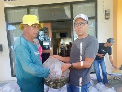 Perkuat Ketahanan Pangan, Pemdes Kalimantong Serahkan Bantuan Bibit Ikan Nila dan Pakan