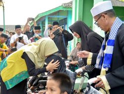 Bunda Niken Bagikan Kursi Roda kepada Divabel di Lombok Tengah