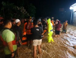 Tim Sar Gabungan Mengevakuasi Puluhan Warga Yang terjebak Banjir di Wilayah Paruga Kota Bima