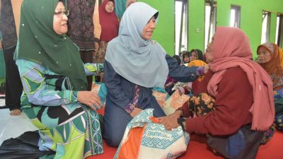 Bunda Niken Bersama Bang Zul Serahkan 400 Paket Sembako di Lombok Utara