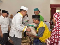 Gubernur Bang Zul Serahkan Bantuan Bagi Petugas Kebersihan se-Kota Mataram