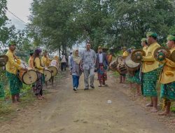 Hadiri Festival Bau Keke, Gubernur NTB Ikut Berbaur dengan Masyarakat, Mencari Kerang Laut