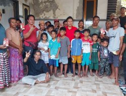 Berbagi Kebahagian dengan belasan Anak Yatim Pulau Maringkik, DPC PDIP Lombok Timur berikan Donasi kemanusiaan