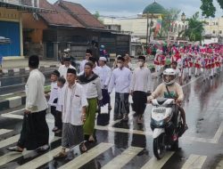 Peringati Hari Guru, Ratusan Warga Desa Kediri Gelar Girab dan Festival Kota Santri