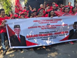 Suarakan Dukungan Ganjar Mahfud MD , Sekjen DPP PDIP , Hasto Kristianto disambut Aksi Happening Art Ratusan persatuan Pedagang Canang “Lascarya Yadya dan Asosiasiasi Pedagang Mikro ( Apem ) kota Mataram