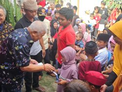 Rachmat Hidayat didampingi Ahmad Sukro dan Ahmad Amrullah adakan bakti sosial bagikan ratusan santunan Anak Yatim Piatu di desa Tanjung Luar Lombok Timur.