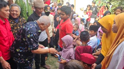 Rachmat Hidayat didampingi Ahmad Sukro dan Ahmad Amrullah adakan bakti sosial bagikan ratusan santunan Anak Yatim Piatu di desa Tanjung Luar Lombok Timur.